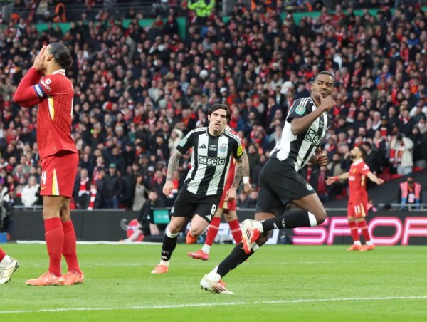 灾祸！伊萨克离队磨练激愤纽卡球迷：马上拿钱走东谈主，适度这场闹剧