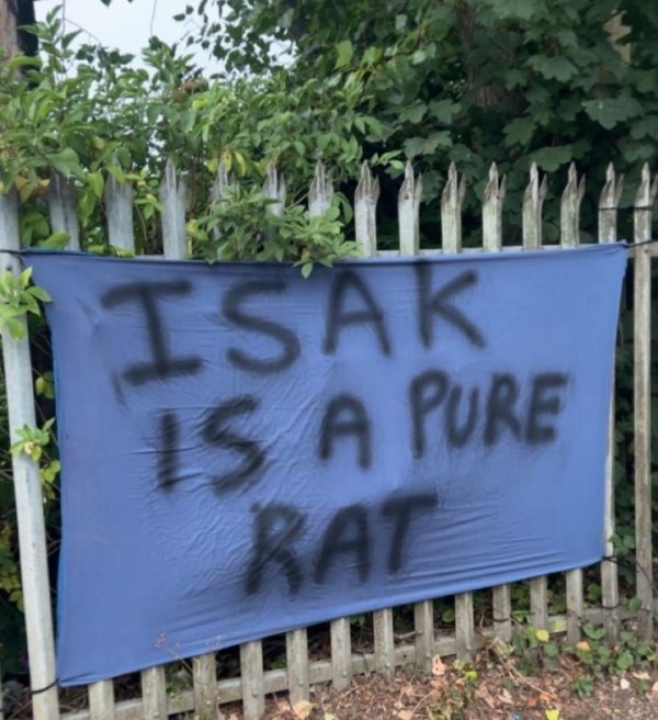 叱咤😡纽卡球迷检修场外挂口号辱骂伊萨克闹离队：纯鼠辈，叛徒