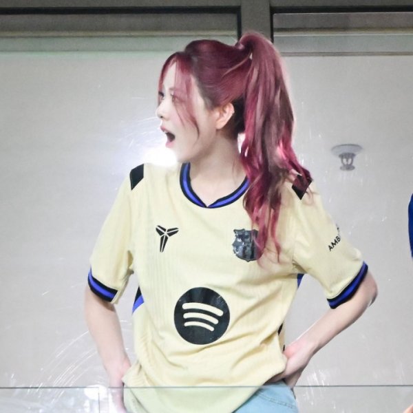 韩媒：亚马尔破门后，韩国女团成员申有娜在看台上花式十分骇怪