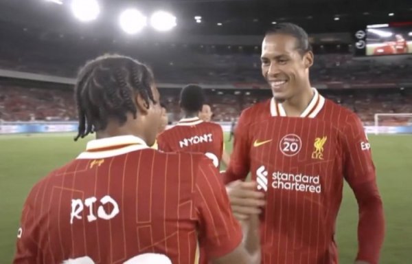 大器晚成😄范迪克赛后与16岁恩古莫哈合手手，脸上现慈父般笑脸