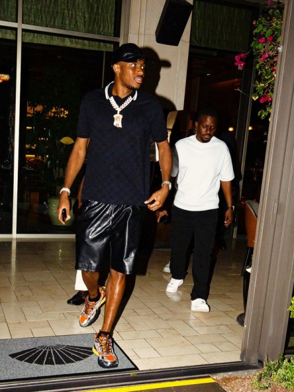 记者：奥斯梅恩几小时内抵达伊斯坦布尔，周四接纳加拉塔萨雷体检