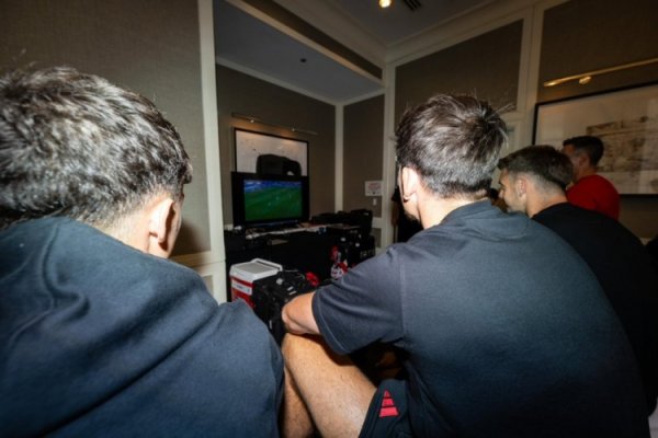 记者：曼联球员通过电视不雅看了女足欧洲杯决赛，见证英格兰夺冠