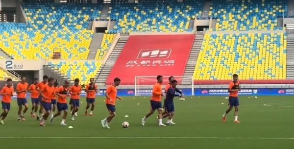 记者：山东泰山队21名球员参预合练，高准翼并未随队前去成皆