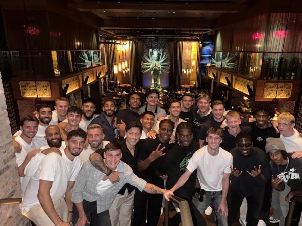 繁荣！马奎尔晒图庆祝球队夺得英超夏令赛冠军