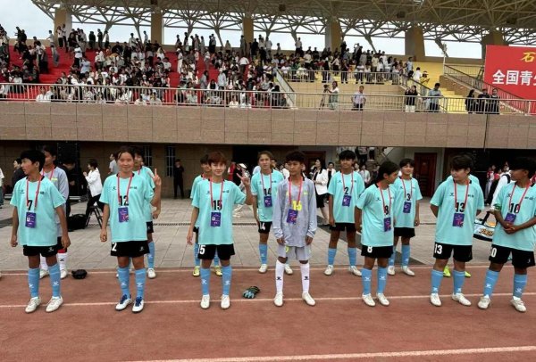 吉他弦音漫喀什，“石榴花开 芳华灵通”足球赛火热进行中