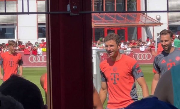 记者：拜仁本日进行了公开老到课，穆勒仍在随球队老到