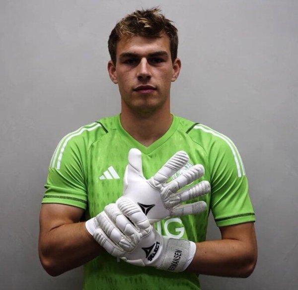 记者：西汉姆与莱斯特门将赫尔曼森结束转会合同，转会费1800万镑