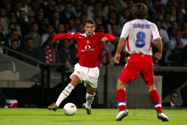 传闻的启动！22年前的今天C罗1900万欧加盟曼联，红魔生存轰145球