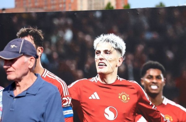 激发不悦！球迷号：老特拉福德球场外，有加纳乔形象的海报遭禁锢