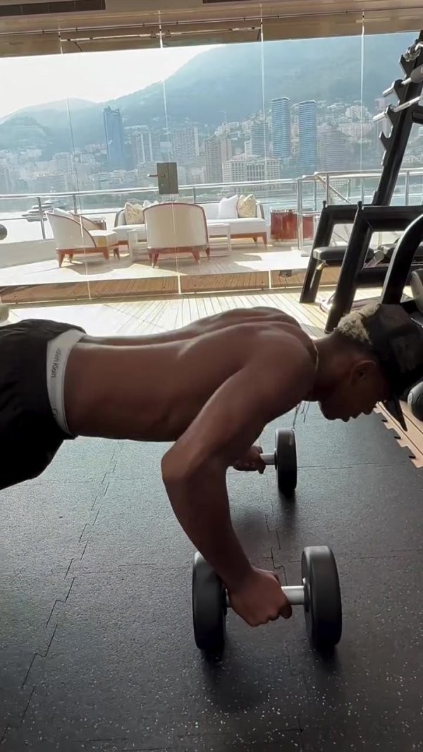 不单是靠天禀！亚马尔社媒晒视频：手执哑铃俯卧撑强化考研