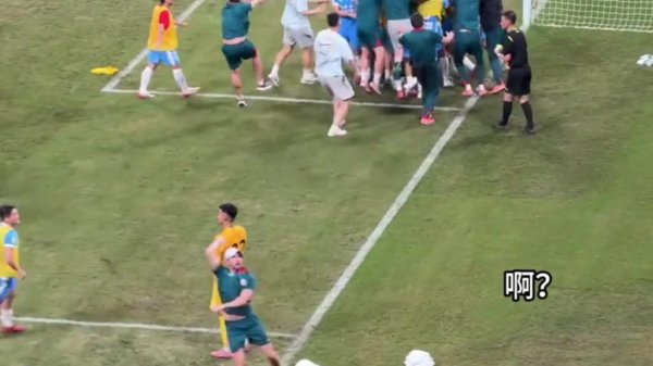 老队友！赛后刘殿座站在原地有些独处，钟义浩跳起来抱刘殿座