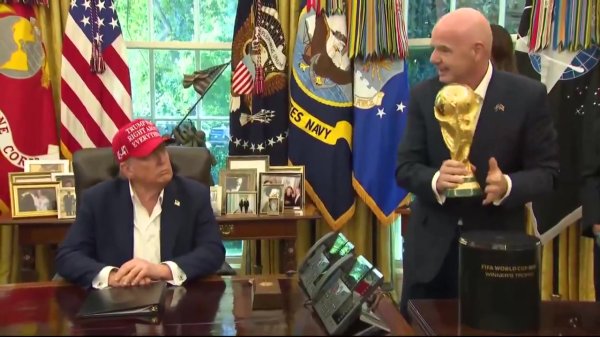 因凡蒂诺说不错摸摸恣意神杯， 特朗普簸弄：能保留吗别指望还你