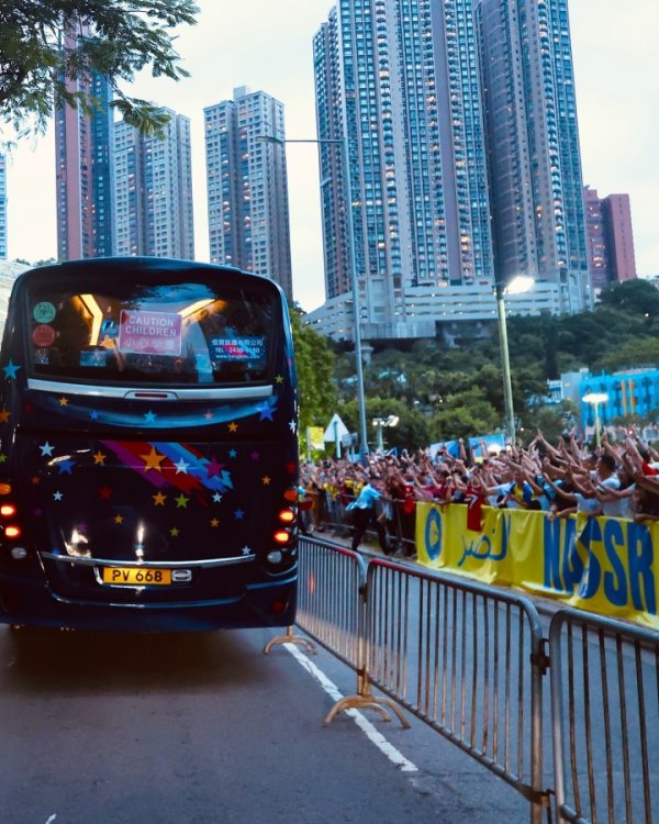 东说念主气太旺！利雅得告成大巴前去赛场途中，沿街站满了C罗球迷