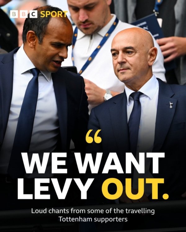 抒发不悦😠热刺球迷客战曼城比赛中高喊：咱们要列维下课！