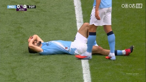 曼城开场21分钟被迫换东说念主，艾特-努里因伤下场，阿克替补登场