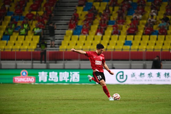 杨帅出战！记者：莱切特热身时受伤，成皆蓉城首发作念出调度