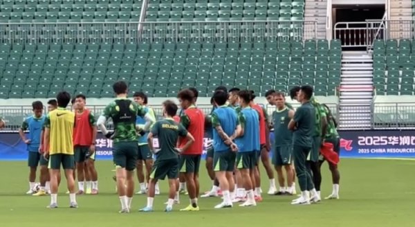 恩加德乌现身球场，吴少聪和达万缺席当天国安赛前教化