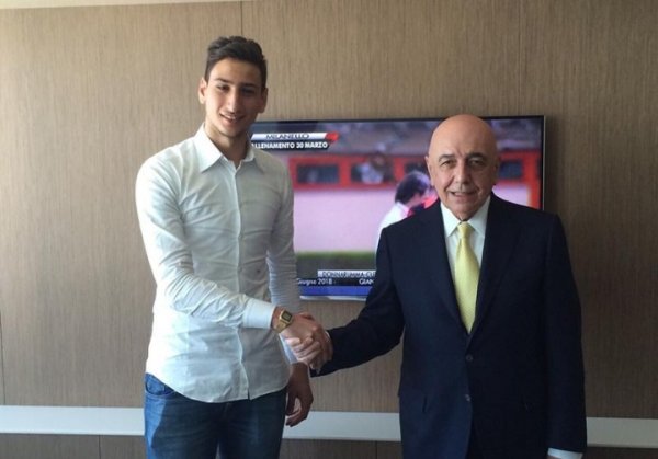 出说念10年！2015年3月16岁多纳鲁马与米兰刚硬公约，10月意甲首秀