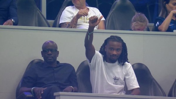 射得好啊！老图拉姆和K-图拉姆现场不雅战，后者给小图拉姆竖大拇指