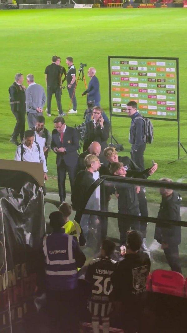 保捏风采👍阿莫林联赛杯出局后与对方球迷合影