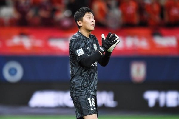 王国明又献神扑！单手封出必进球，兰克尔泽抱头缺憾，前国脚点评