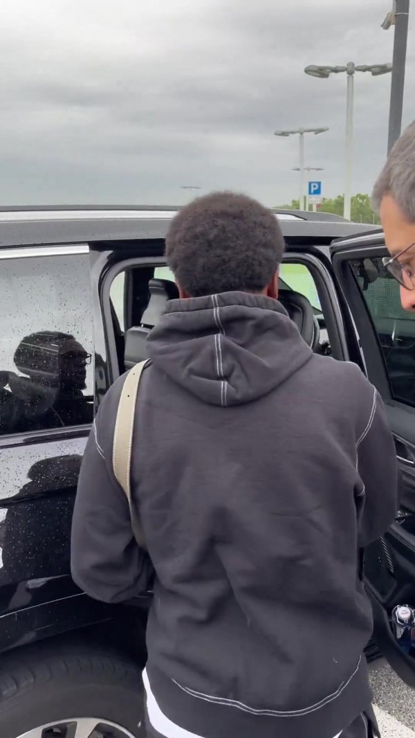 他来了！尤文臣方晒视频，奥蓬达已落地机场