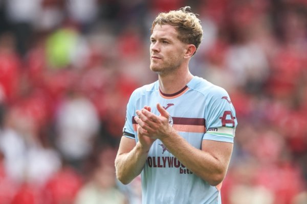 英媒：热刺、利物浦和曼联齐在柔和布伦特福德队长柯林斯