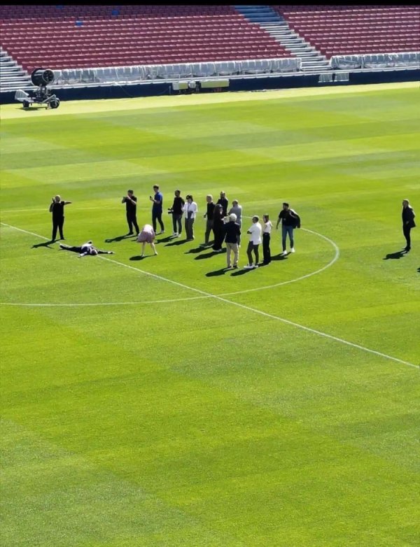 每体：拉波尔塔躺草坪庆祝追溯诺坎普 市政将检查是否发许可证