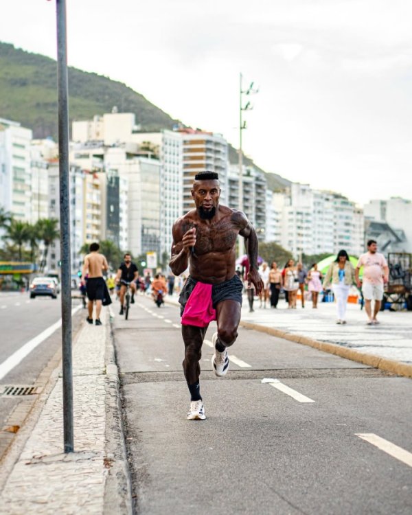 这是51岁？泽-罗伯托晒跑步照形体炸裂，腹肌如同刀刻斧凿！