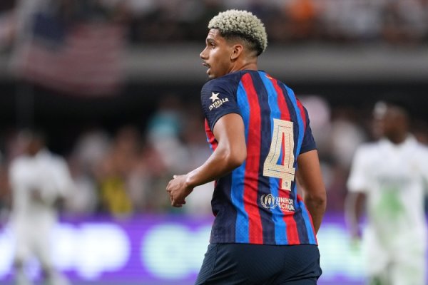 前巴萨青训素质：阿劳霍跑起来去抢时，让悉数这个词球场都能听到脚步声