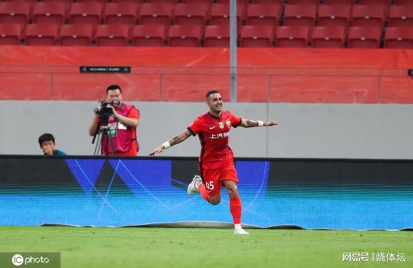 中超：上海海港4-2征服玉昆暂登榜首，刘若钒2球+莱昂纳多破门