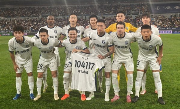 归来离世球迷，武汉三镇球员手握印有号码“104117”的球衣入场