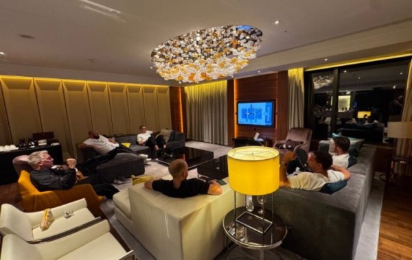 惨！费迪南德、鲁尼等曼联名宿在旅社看曼市德比，后果曼联被吊打