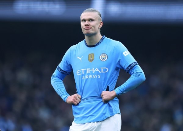 打进1球，哈兰德是第三名在英超曼市德比平直参与10+进球的球员