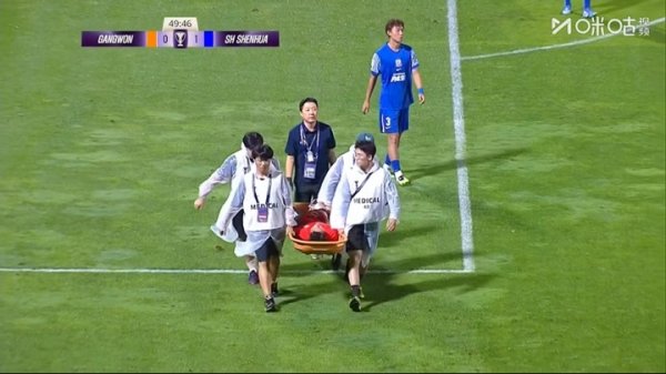 杨泽翔要道补防，崔炳赞倒地不起+随后被担架抬出场外