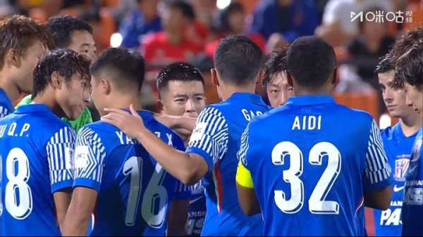 申花半场退换：队长朱辰杰被换下，艾迪替补登场
