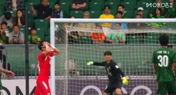相配发火！河内无东谈主阻拦远射攻门，国安20岁门将努尔艾力震怒挥拳