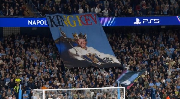 接待丁丁重回伊蒂哈德！球迷展示tifo：King 凯文！