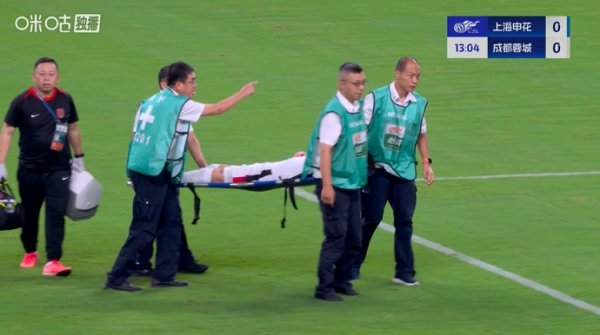 开场12分钟伤退！韦世豪射门后拉伤我方，色调可怜被担架抬下场