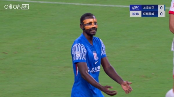 蓉城门前一派交集！申花开角球变成三维弹球，阿苏埃终末一击踢偏