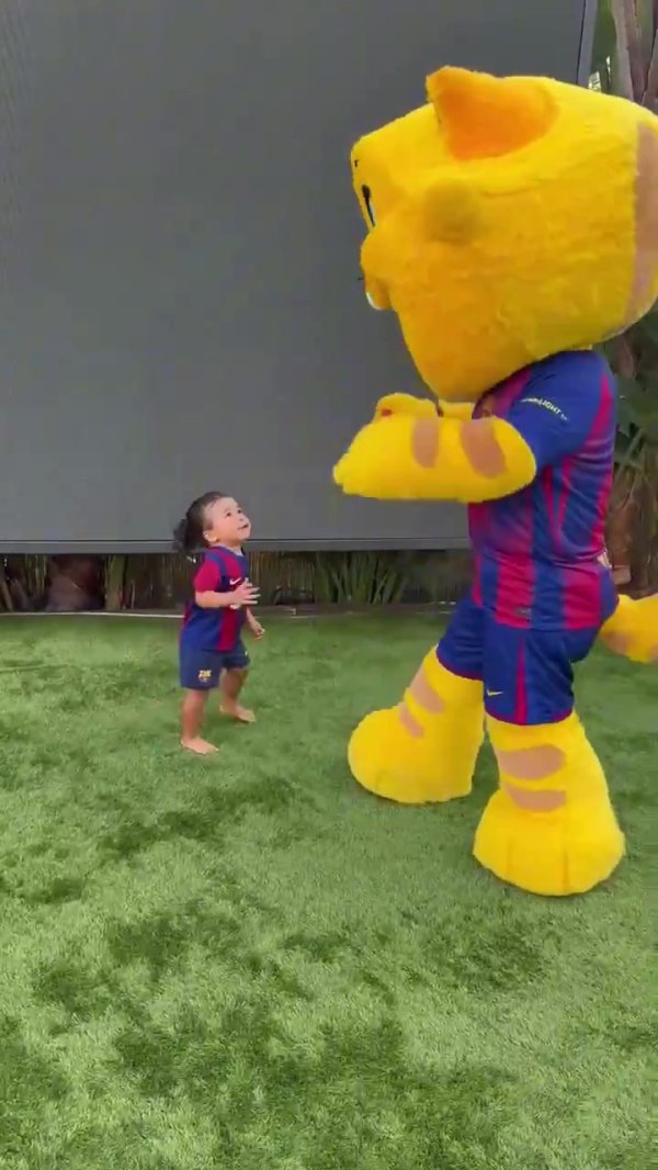 迪士尼事件之后，巴萨祥瑞物打听拉菲尼亚女儿并与其互动