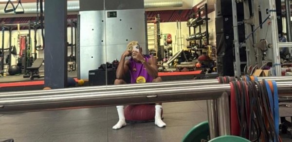 世体：亚马尔晒在健身房收复的相片，为对阵巴黎的比赛作念准备