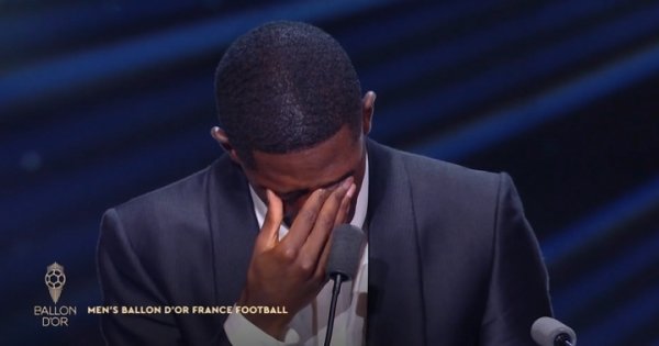 喜极而泣！登贝莱当选2025年金球奖，发表获奖感言时昂扬落泪