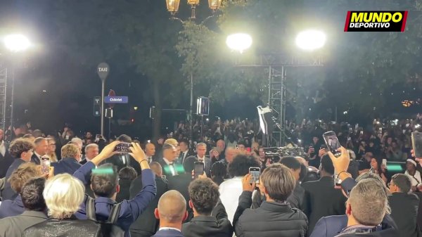 金球奖竞争者！巴萨一瞥东说念主抵达，现场有东说念主嘘并猛烈“**巴萨”