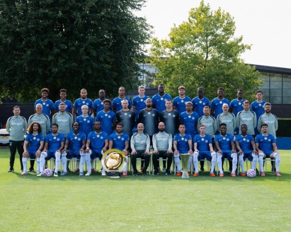 共28东说念主！切尔西拍摄全家福：加纳乔等新援均亮相，两座奖杯出镜