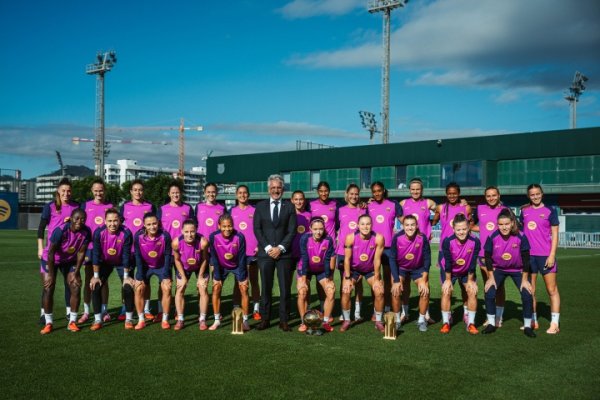 世体：巴萨女足三位球员获奖回来后，合座队员与三座奖杯共同合影