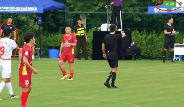 中冠离谱一幕：球员被换下4分钟后返场连续踢 主裁知情但未荫庇