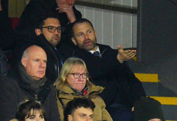 记者：切尔西被布莱顿逆转赛后，雇主、总监等高管直接去了更衣室