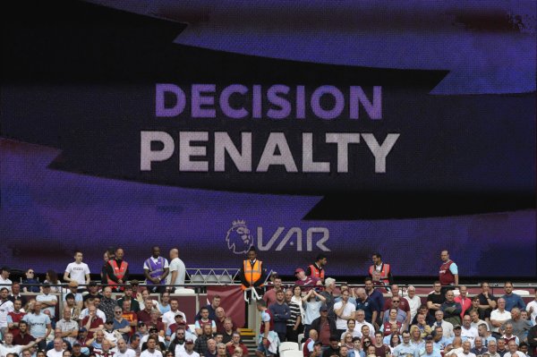 邮报：英国裁判机构向英超各队进行路演，展示VAR运作形状