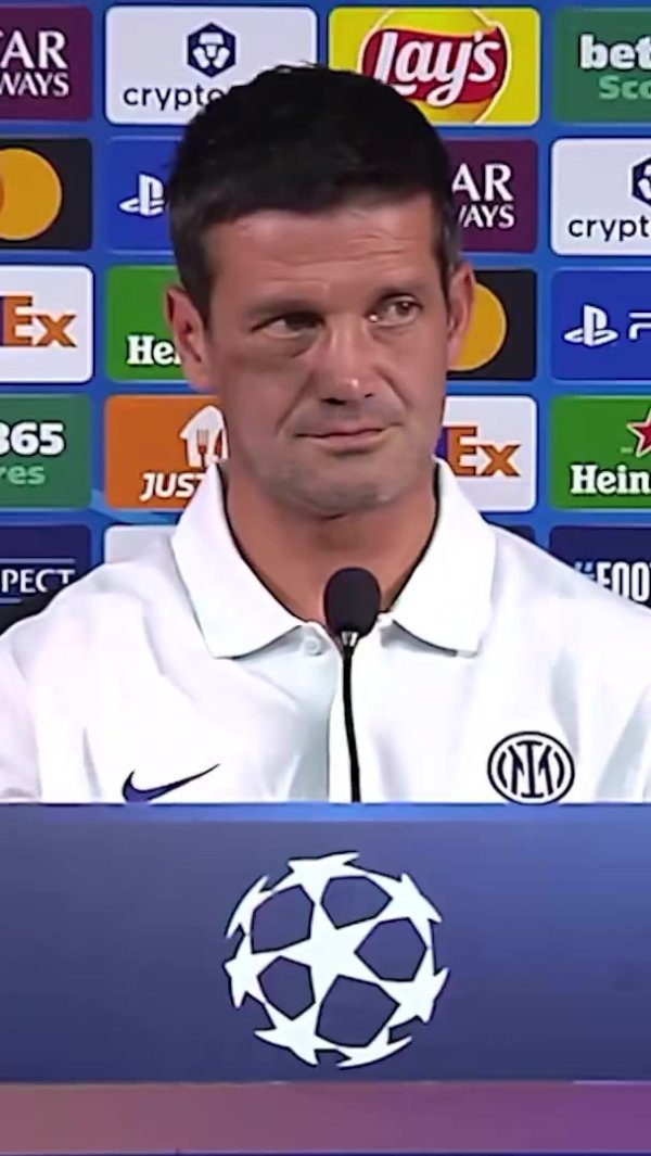 吓成色彩包😨发布会耳机倏得发出噪音，国米主帅王人沃被吓一跳